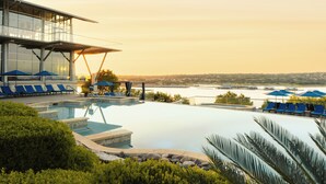 3 من حمّامات السباحة الخارجية، كبائن (بتكلفة إضافية)