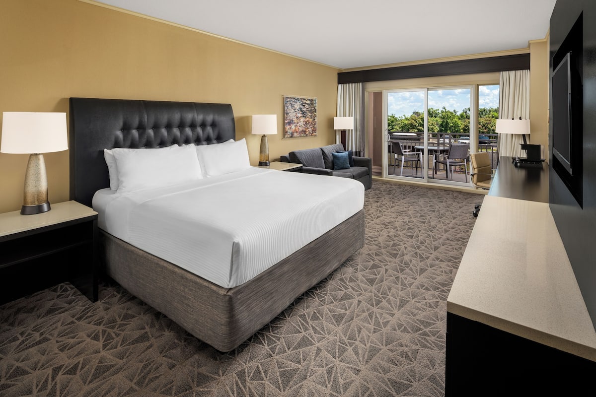 Standard Room, 1 King Bed, Balcony | Premium bedding, pillowtop beds, in-room safe, desk