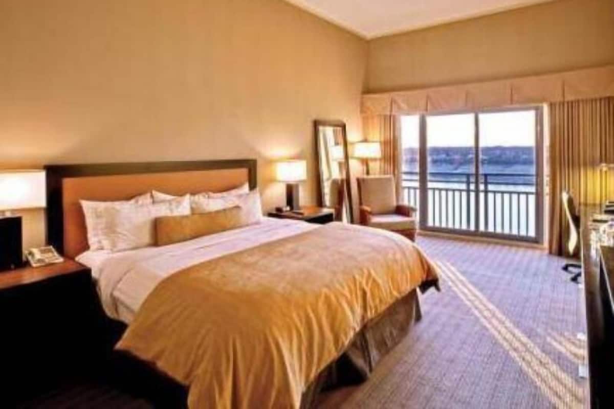 Premium bedding, pillowtop beds, in-room safe, desk