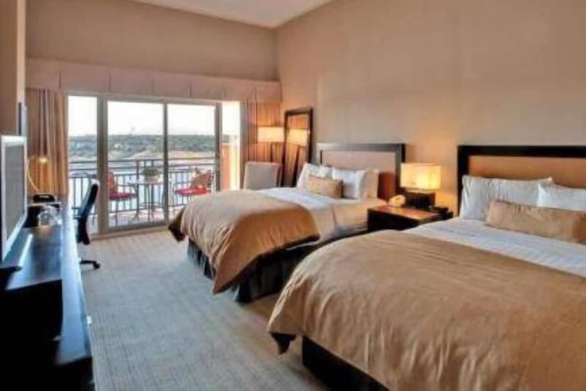 Premium bedding, pillowtop beds, in-room safe, desk