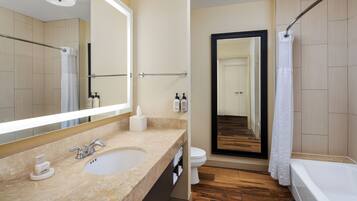 Junior Suite, Balcony, Lake View | Bathroom