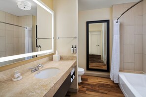 Junior Suite, Balcony, Lake View | Bathroom | Combined shower/tub, free toiletries, hair dryer, towels - Lakeway Resort & Spa (Lakeway)