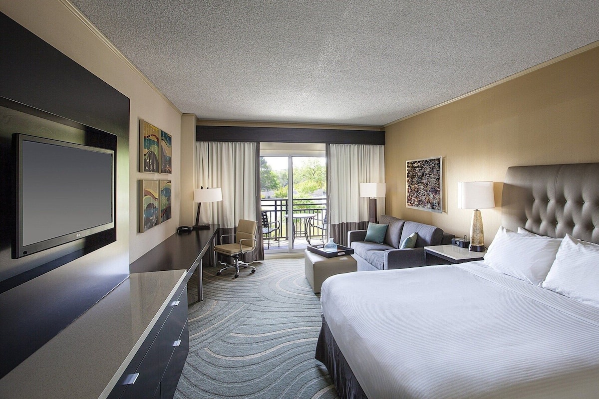 Premium bedding, pillowtop beds, in-room safe, desk