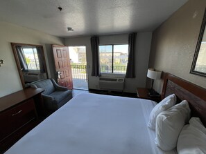Desk, laptop workspace, iron/ironing board, free WiFi - Fresno Inn (Fresno)