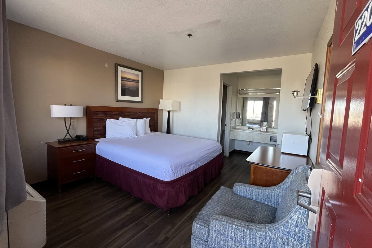 Chambre simple, 1 très grand lit | Bureau, espace de travail pour ordinateurs portables