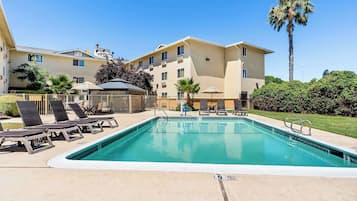 Outdoor pool, open 9 AM to 10 PM, pool loungers