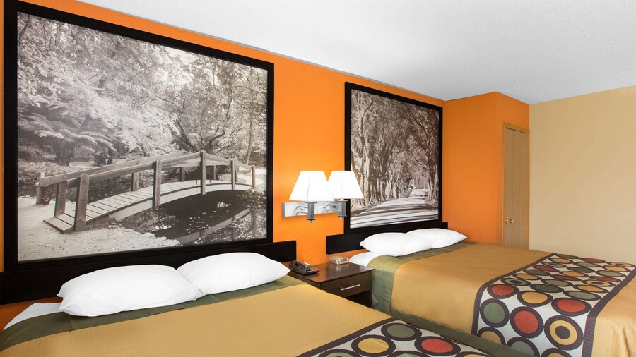 Super 8 by Wyndham Clive IA