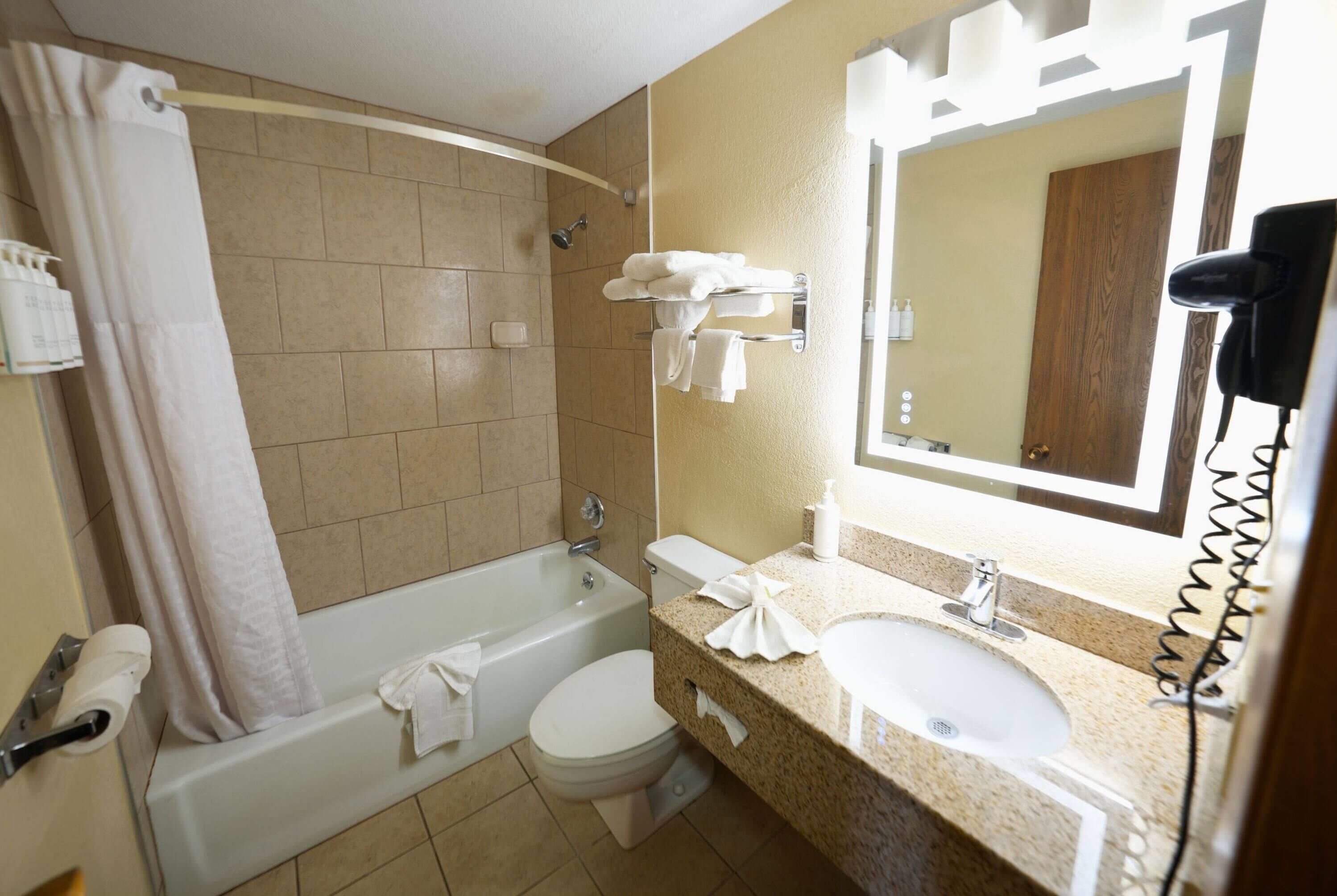 Studio Suite, 2 Queen Beds, Non Smoking | Bathroom | Combined shower/bathtub, free toiletries, hair dryer, towels