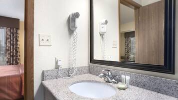 Kombination af bruser/badekar, gratis toiletartikler, hårtørrer