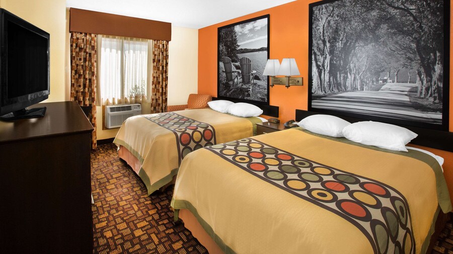 Super 8 by Wyndham Clive IA