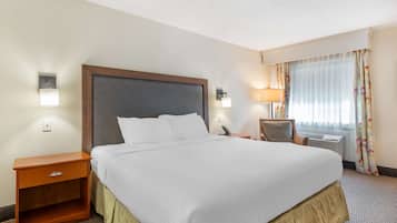 Habitación estándar, 1 cama de matrimonio grande, accesible para personas con discapacidad, bañera | Ropa de cama de alta calidad, escritorio, cortinas opacas