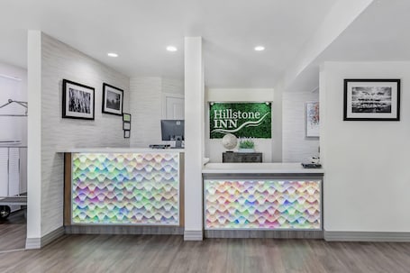Lobby. Hillstone Inn Tulare, an Ascend Collection Hotel
