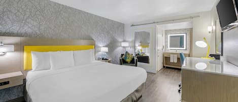 Escritorio, espacio para trabajar con laptop y cortinas blackout