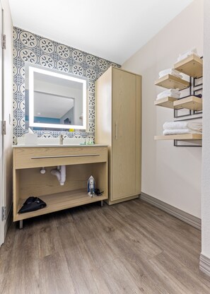 Desk, laptop workspace, blackout curtains, free WiFi - Hillstone Inn Tulare, an Ascend Collection Hotel (Tulare)