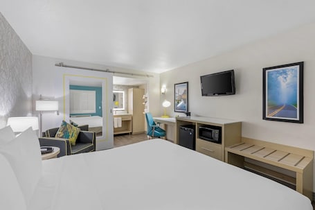 Standard Room, 1 King Bed, Non Smoking | Desk, laptop workspace, blackout drapes, free WiFi. Hillstone Inn Tulare, an Ascend Collection Hotel