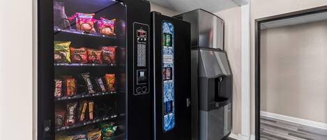 Una máquina expendedora con refrigerios y un refrigerador.