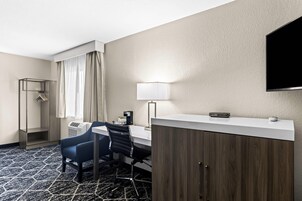 Quarto standard, várias camas, para não fumantes | Escrivaninha, espaço de trabalho para notebook, cortinas blackout