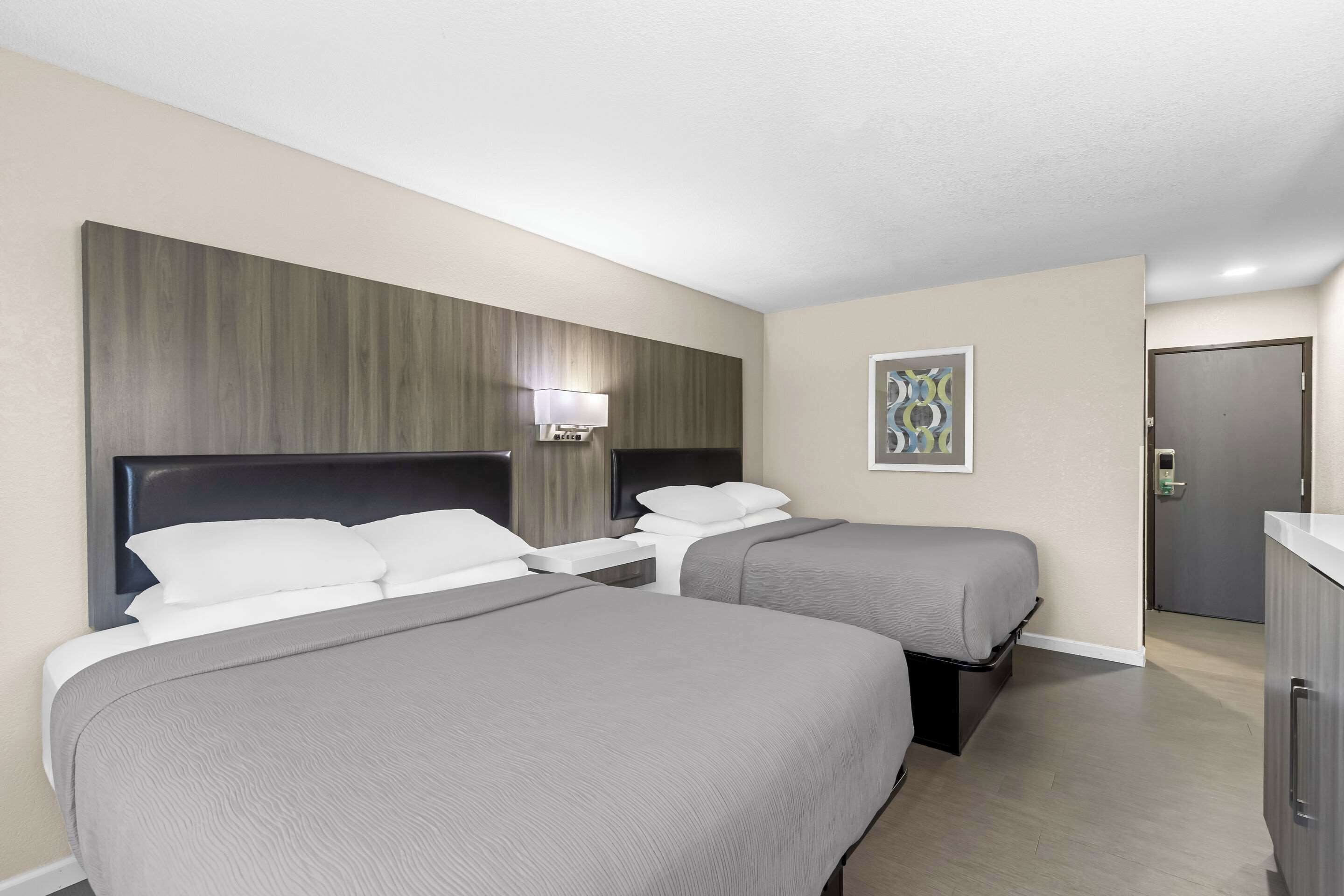 Työpöytä, kannettavalle tietokoneelle sopiva työtila, pimennysverhot