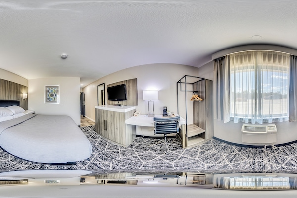 Standard Room, 1 Queen Bed, Non Smoking | Desk, laptop workspace, blackout drapes, iron/ironing board