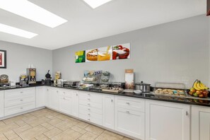 Petit déjeuner buffet compris