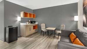 Phòng Suite, 1 giường cỡ queen và sofa giường, phù hợp cho người khuyết tật, không hút thuốc | N ệm có lớp đệm bông, bàn, bàn ủi/dụng cụ ủi quần áo 