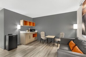 Pillow-top beds, desk, iron/ironing board, rollaway beds - Quality Inn & Suites Ottumwa North (Ottumwa)