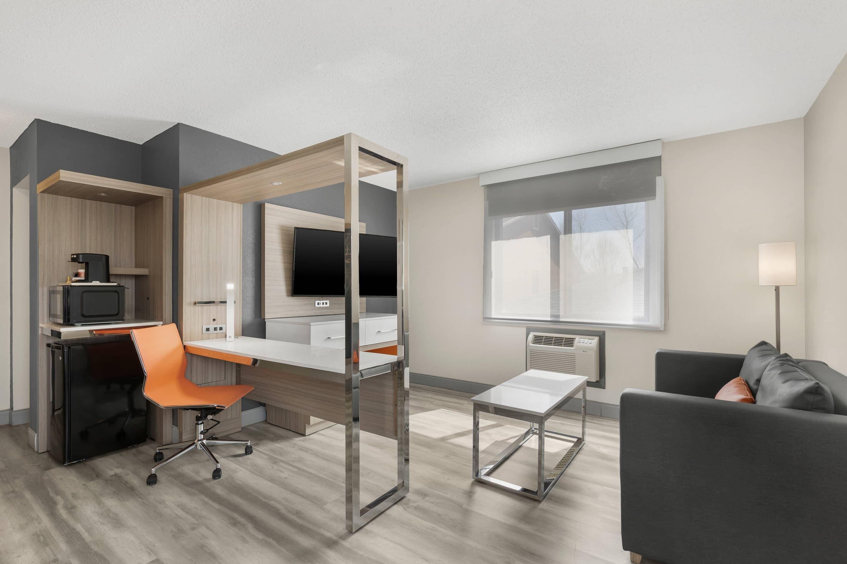 Colchones con pillow-top, escritorio y tabla de planchar con plancha 