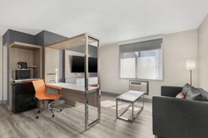 Colchones con pillow-top, escritorio y tabla de planchar con plancha 