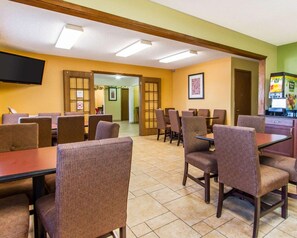 Free buffet breakfast  - Quality Inn & Suites Ottumwa North (Ottumwa)