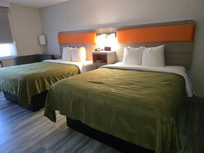 Lit avec matelas à plateau-coussin, bureau, fer et planche à repasser