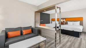 Nệm có lớp đệm bông, bàn, bàn ủi/dụng cụ ủi quần áo 