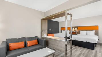 Bäddmadrasser, skrivbord, strykjärn/strykbräda och extrasängar