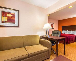 Lit avec matelas à plateau-coussin, bureau, fer et planche à repasser