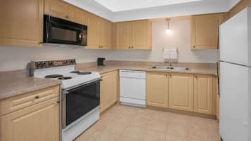 Efficiency, Room, 1 Queen Bed, Non Smoking | Private kitchen