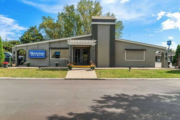 A modern building with a sign for 'Rodeway Inn & Suites'.
