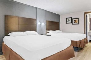 Desk, laptop workspace, free WiFi, bed sheets - Rodeway Inn & Suites Saginaw I-675 (Saginaw)