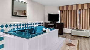 Een moderne badkamer met een groot bad, een spiegel, een televisie en een airconditioning.