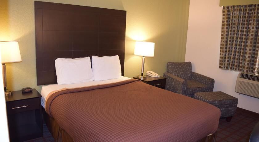 Escritorio, cortinas blackout, cunas gratuitas y wifi gratis 