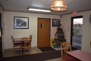 Lobby sitting area - Super 8 by Wyndham Saginaw (Saginaw)