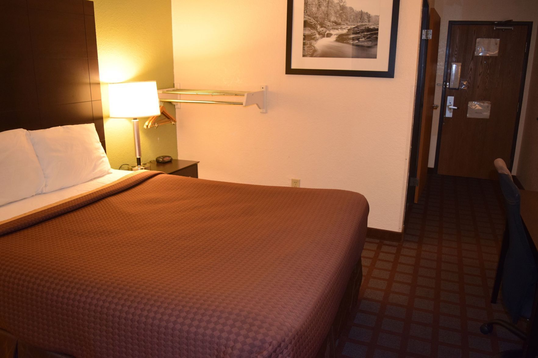 Escritorio, cortinas blackout, cunas gratuitas y wifi gratis 