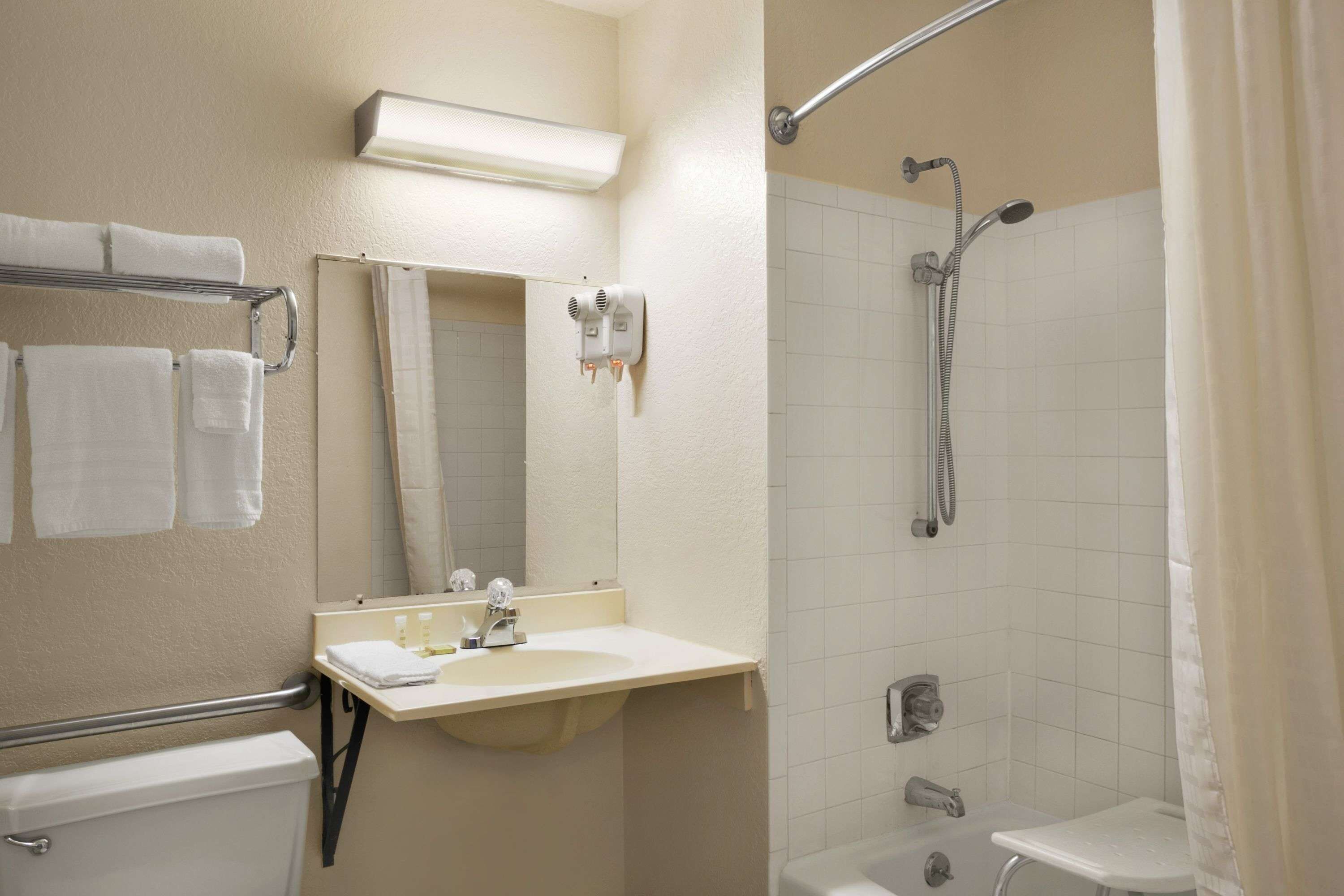 Articles de toilette (gratuits), séchoir à cheveux, serviettes fournies