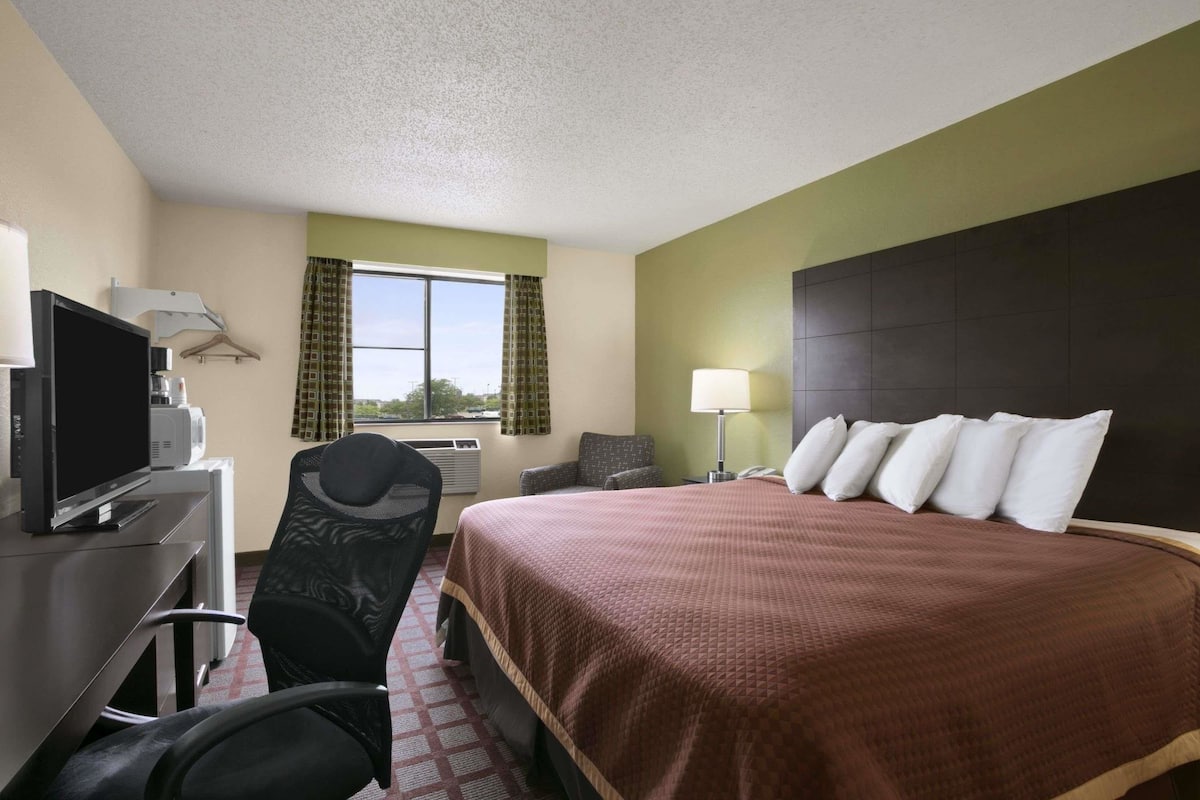 Standard Room, 1 King Bed | Desk, blackout curtains, free cots/infant beds, free WiFi