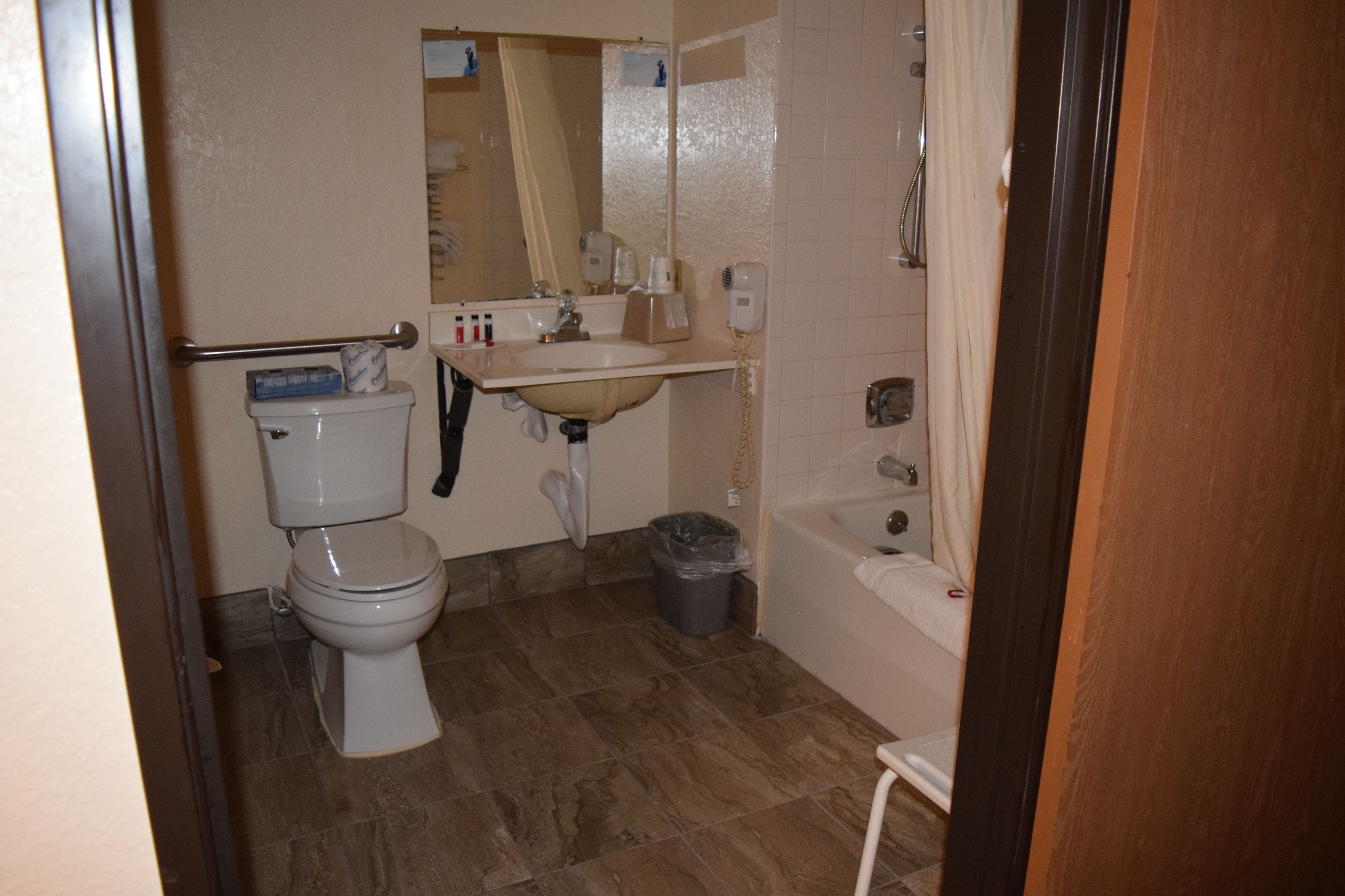 Une salle de bain avec des toilettes, un lavabo et une baignoire.