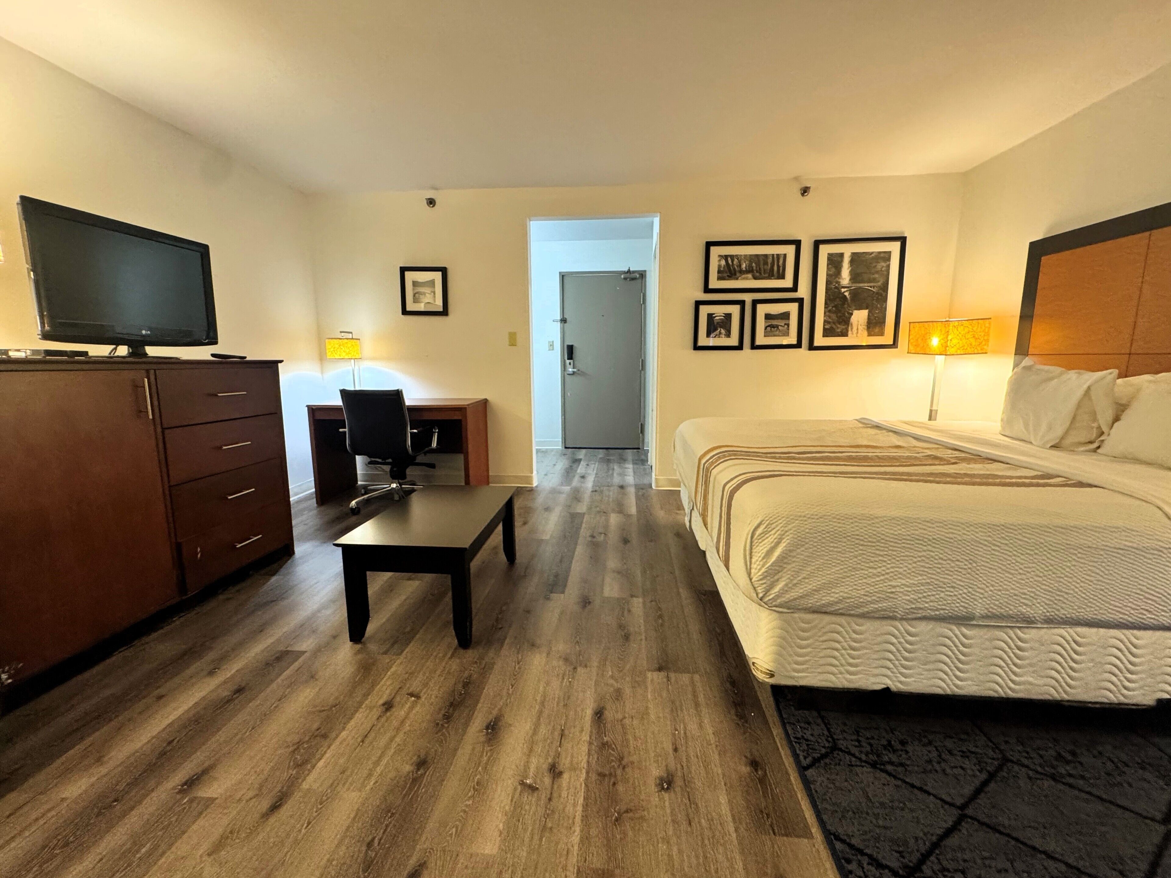 办公桌、笔记本电脑工作区、遮光窗帘、熨斗/熨衣板