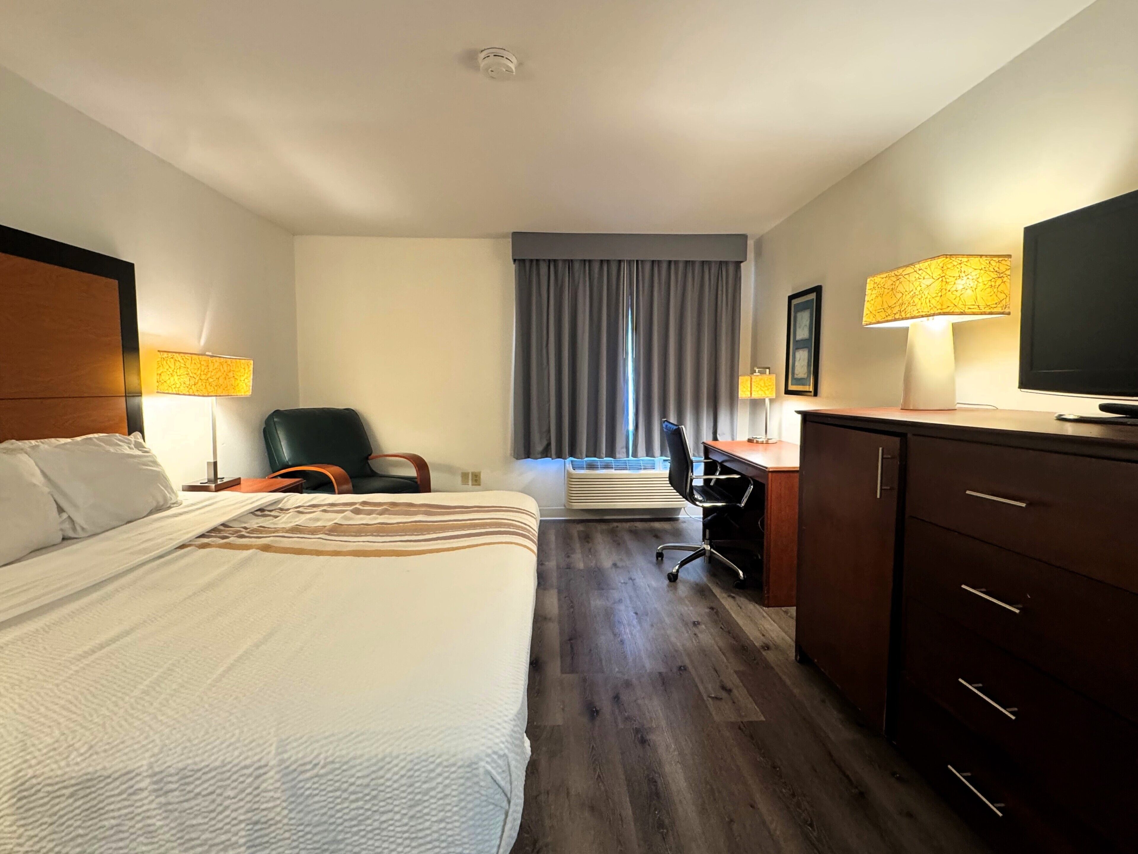 客房, 1 張特大雙人床, 非吸煙房 | 書桌、筆電工作空間、遮光布/窗簾、熨斗/熨衣板