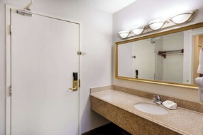 Combined shower/bathtub, free toiletries, hair dryer, towels