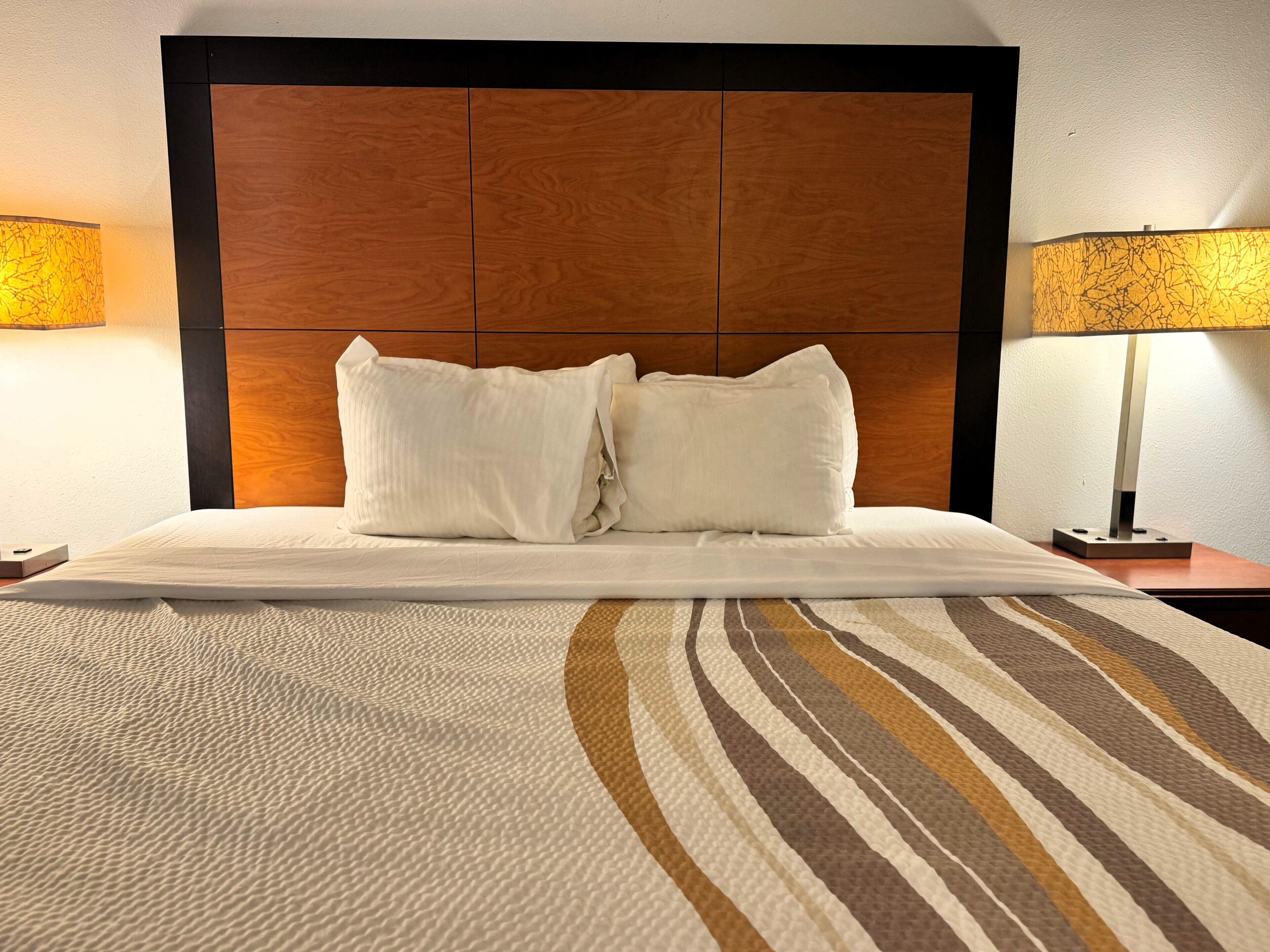 Escritorio, espacio para trabajar con laptop y cortinas blackout 