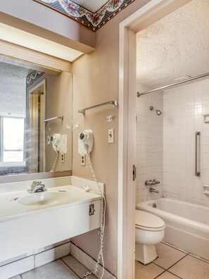 Chambre, 1 très grand lit | Salle de bain | Douche, articles de toilette gratuits, sèche-cheveux