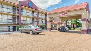 A hotel with a lobby entrance, multiple floors, and a parking area. - OYO Hotel Jackson North I-55 (Jackson)