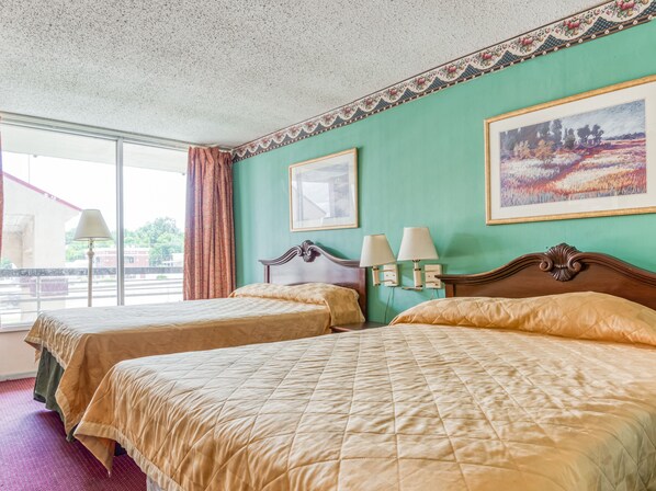 Desk, laptop workspace, soundproofing, iron/ironing board - OYO Hotel Jackson North I-55 (Jackson)